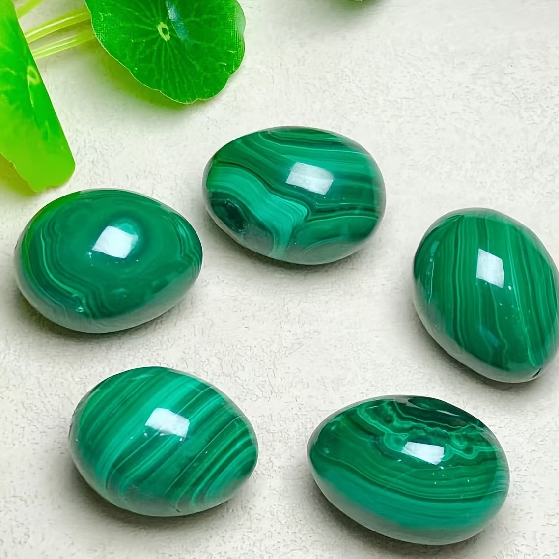 1pc Œuf de Malachite Vert - Beauté pour la Décoration Intérieure - Cadeau Festif Accrocheur, Accent Unique et Artisanal