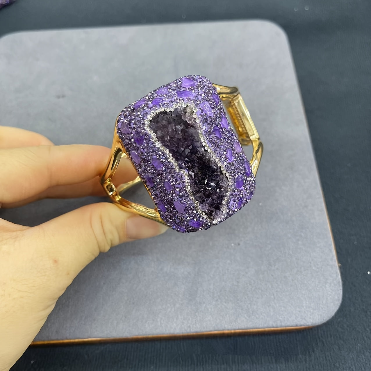 Bracelet élégant en améthyste brut de style bohème avec une charmante frange dorée - Bracelet en pierre brute tendance pour femmes, parfait pour un usage quotidien et des occasions spéciales