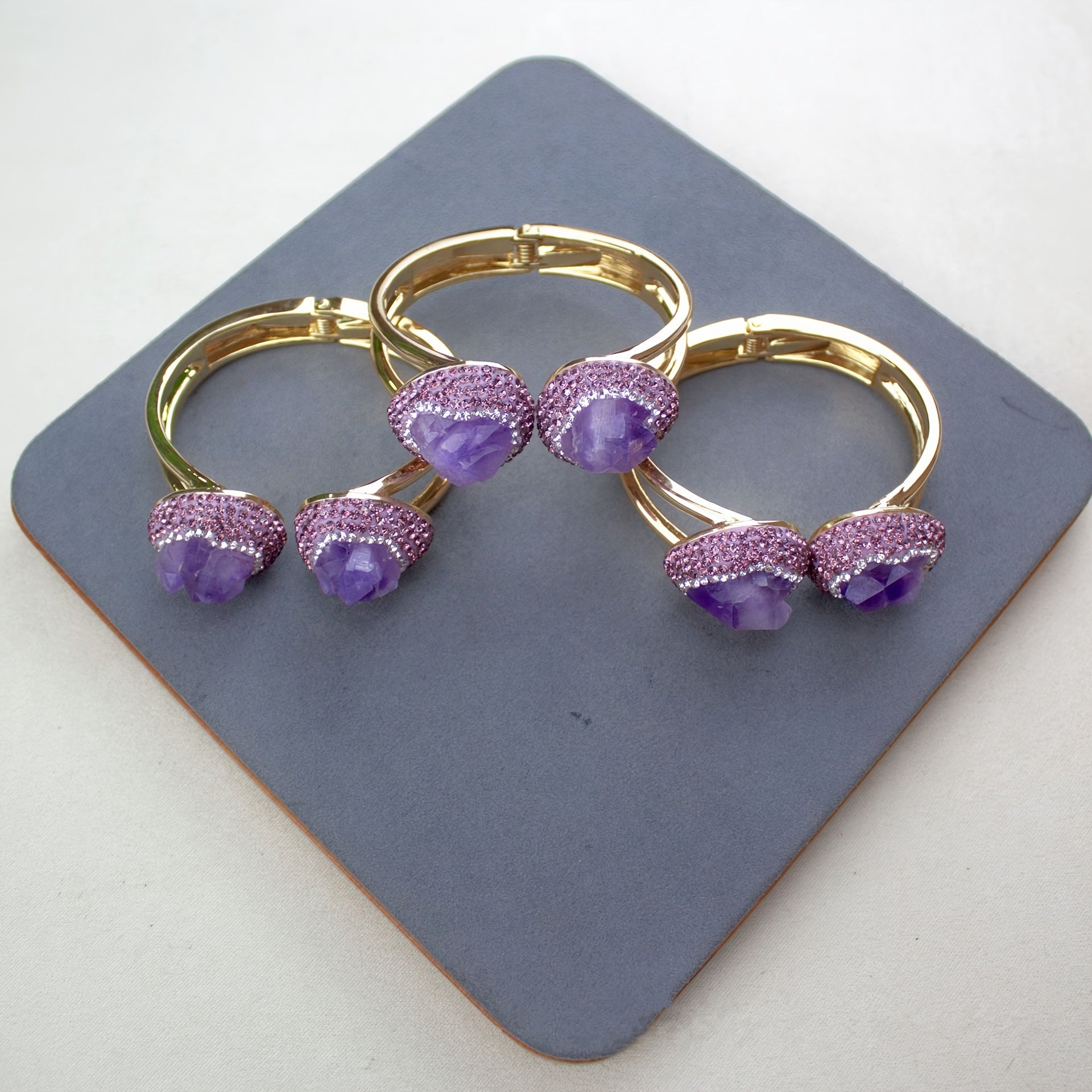 Bracelet en améthyste naturel pour femme - Bijou bohème vintage avec pierre brute violette-rose, élégant bracelet pour tous les jours et les soirées, bijou en pierre naturelle durable pour femme, accessoire de vacances, forme irrégulière, accessoire de ha