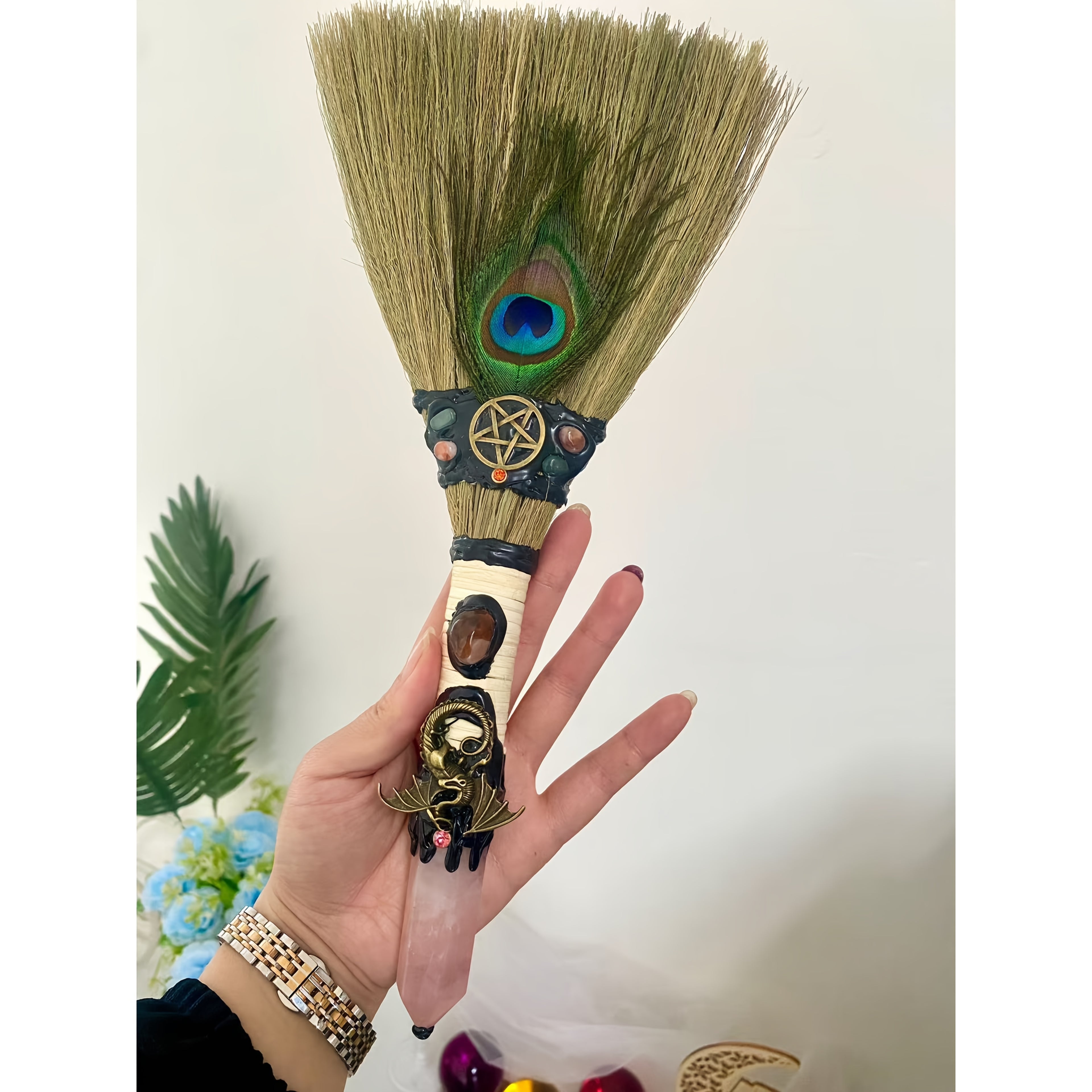 1pc Colonne Hexagonale en Cristal Balai Magique de l'Amour - Quartz Transparent avec Pentagramme/Pentacle et Embout à Plume pour Sorcellerie, Méditation, Brosseur, Cadeau DIY (Doré/Noir) - Spirituel