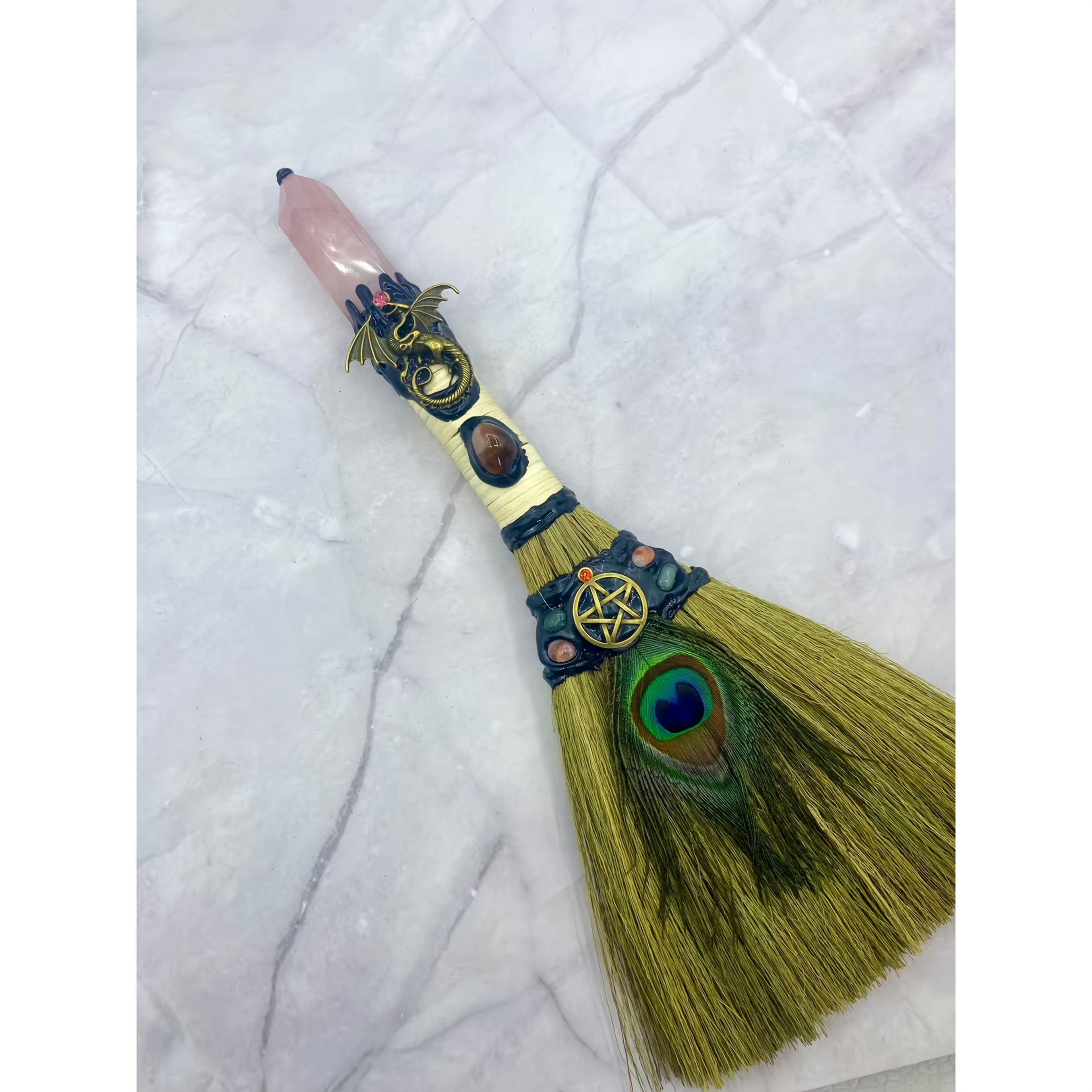 1pc Colonne Hexagonale en Cristal Balai Magique de l'Amour - Quartz Transparent avec Pentagramme/Pentacle et Embout à Plume pour Sorcellerie, Méditation, Brosseur, Cadeau DIY (Doré/Noir) - Spirituel