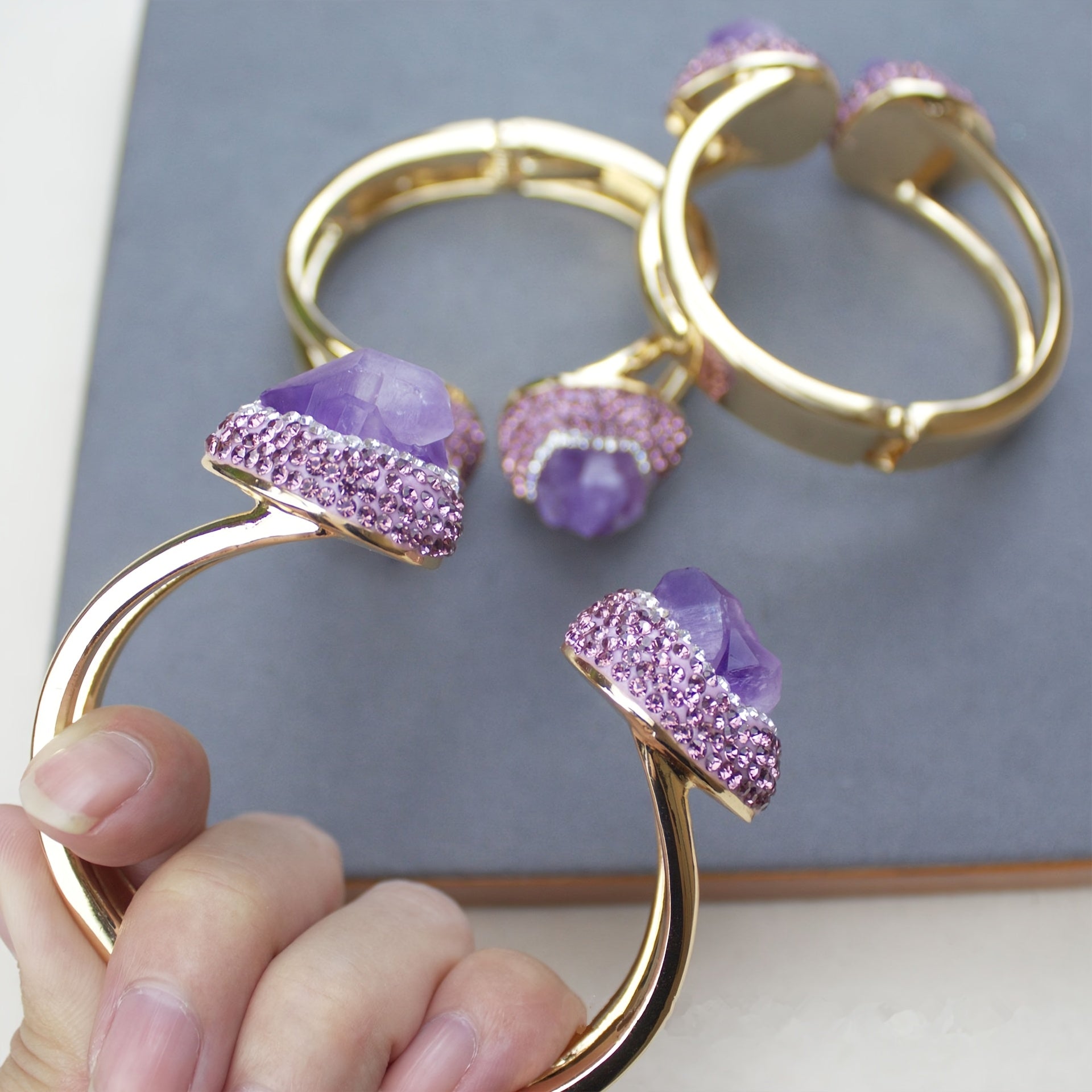 Bracelet en améthyste naturel pour femme - Bijou bohème vintage avec pierre brute violette-rose, élégant bracelet pour tous les jours et les soirées, bijou en pierre naturelle durable pour femme, accessoire de vacances, forme irrégulière, accessoire de ha