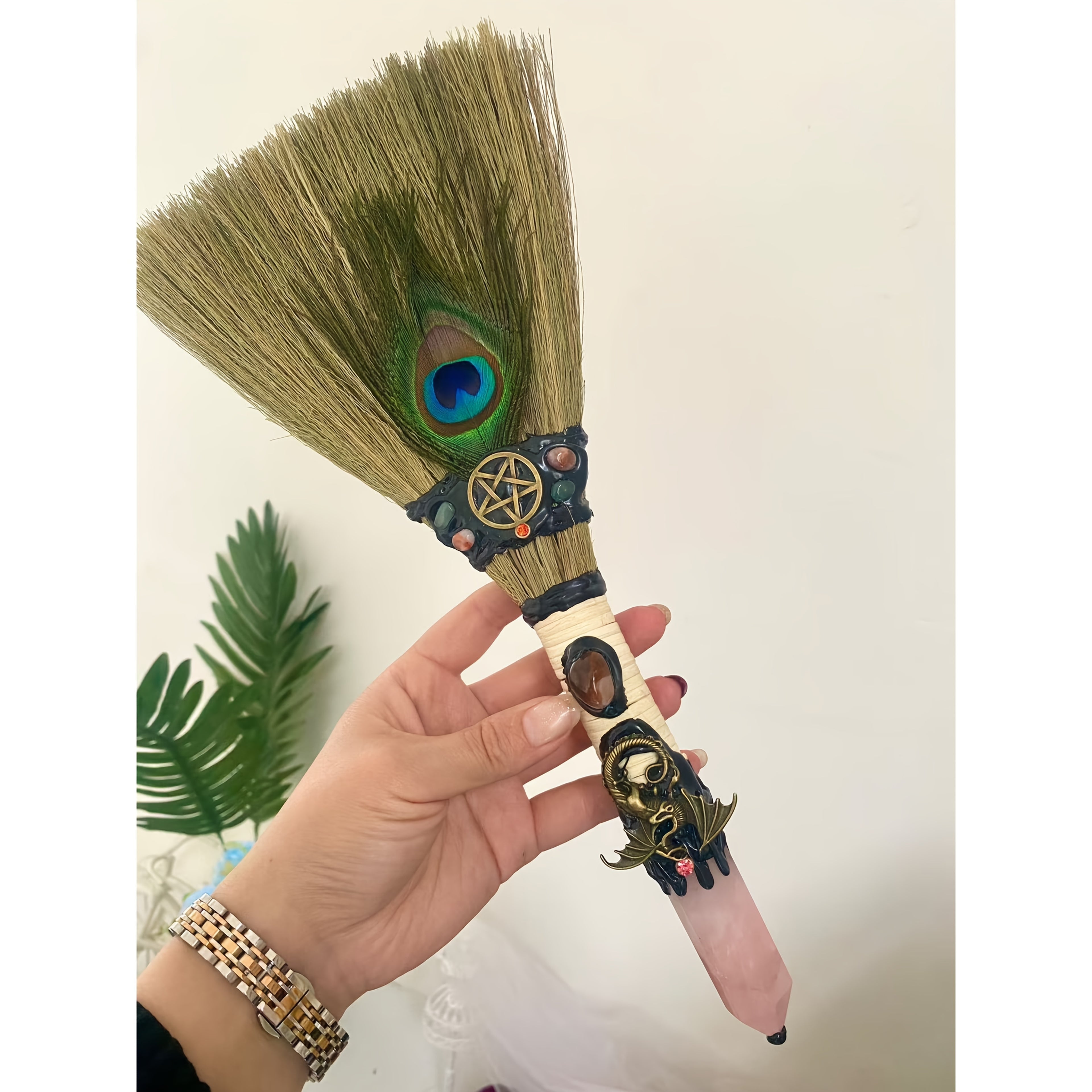 1pc Colonne Hexagonale en Cristal Balai Magique de l'Amour - Quartz Transparent avec Pentagramme/Pentacle et Embout à Plume pour Sorcellerie, Méditation, Brosseur, Cadeau DIY (Doré/Noir) - Spirituel